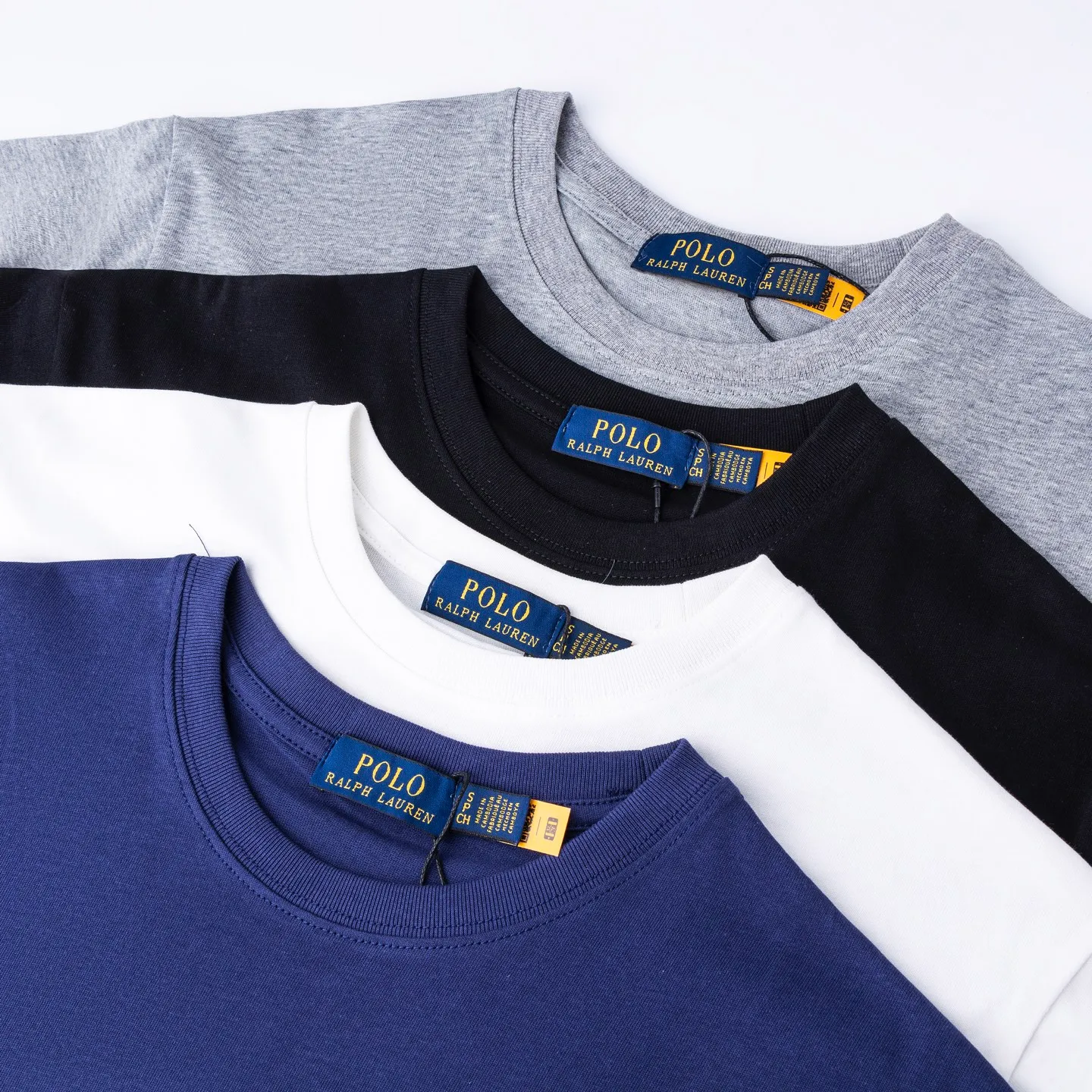 P126 Style number: 509 Ralph Lauren/Ralph Lauren 25ss simultaneously launches one-color horse embroidery round neck short sleeves. The main logo on the neck has a QR code mark, which can be scanned for verification, and the detailed horse logo embroidery is all high-density, all made with imported Tajima machines, which distinguishes low-quality products on the market. 32 counts, 240g hydrophilic toner, 100% cotton fabric, comfortable and soft, highly breathable, focusing on high-end cost-effectiveness, needless to say good quality. Available in a variety of colors, both boys and girls can try this genderless style, giving them a yuppie tone in no time. Immerse yourself in your leisurely style, and have your own style in retro. Natural, vivid, and very French romantic feelings perfectly integrate the youthful atmosphere with the trend. The clever embellishment of the horse logo embroidery carries all the eye-catching points. Color: black, white, navy blue, light gray Size: S-xL S Shoulder width 44 Bust 100 Sleeve length 22 Clothing length 68 M Shoulder width 46 Bust 104 Sleeve length 23 Clothing length 70 L Shoulder width 63 Bust 108 Sleeve length 24 Clothing length 72 xL Shoulder width 50 Bust 112 Sleeve length 25 Clothing length 74